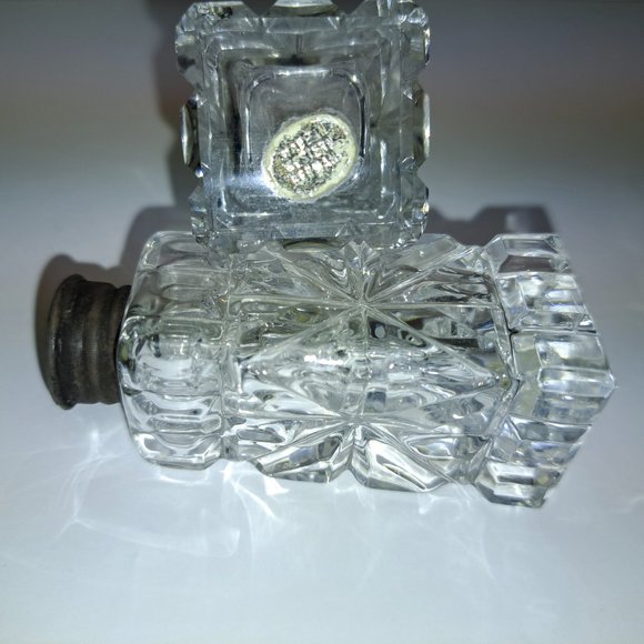 Vintage Salt and Pepper shakers in cut glass - Rare - Picture 2 of 3